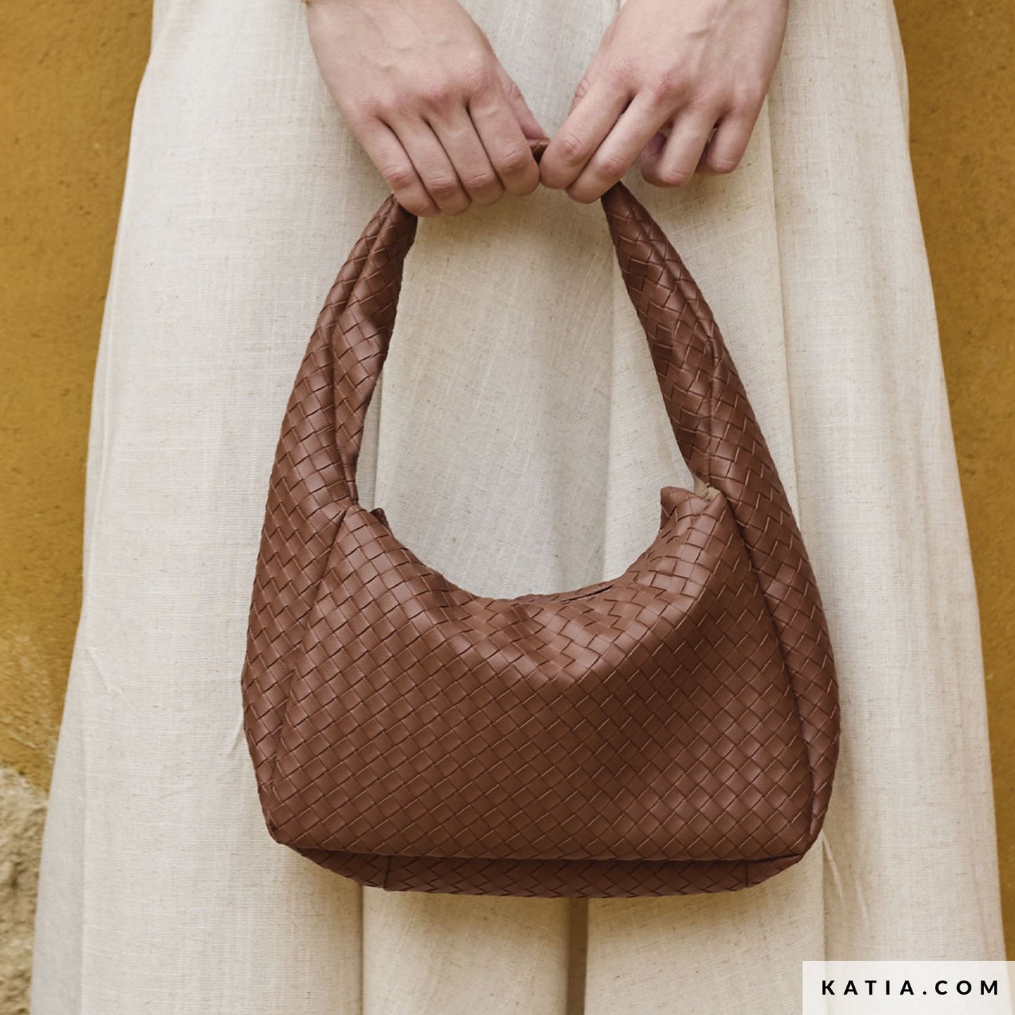 Tas gemaakt van pu leer met vlecht structuur in de kleur coffee bruin.