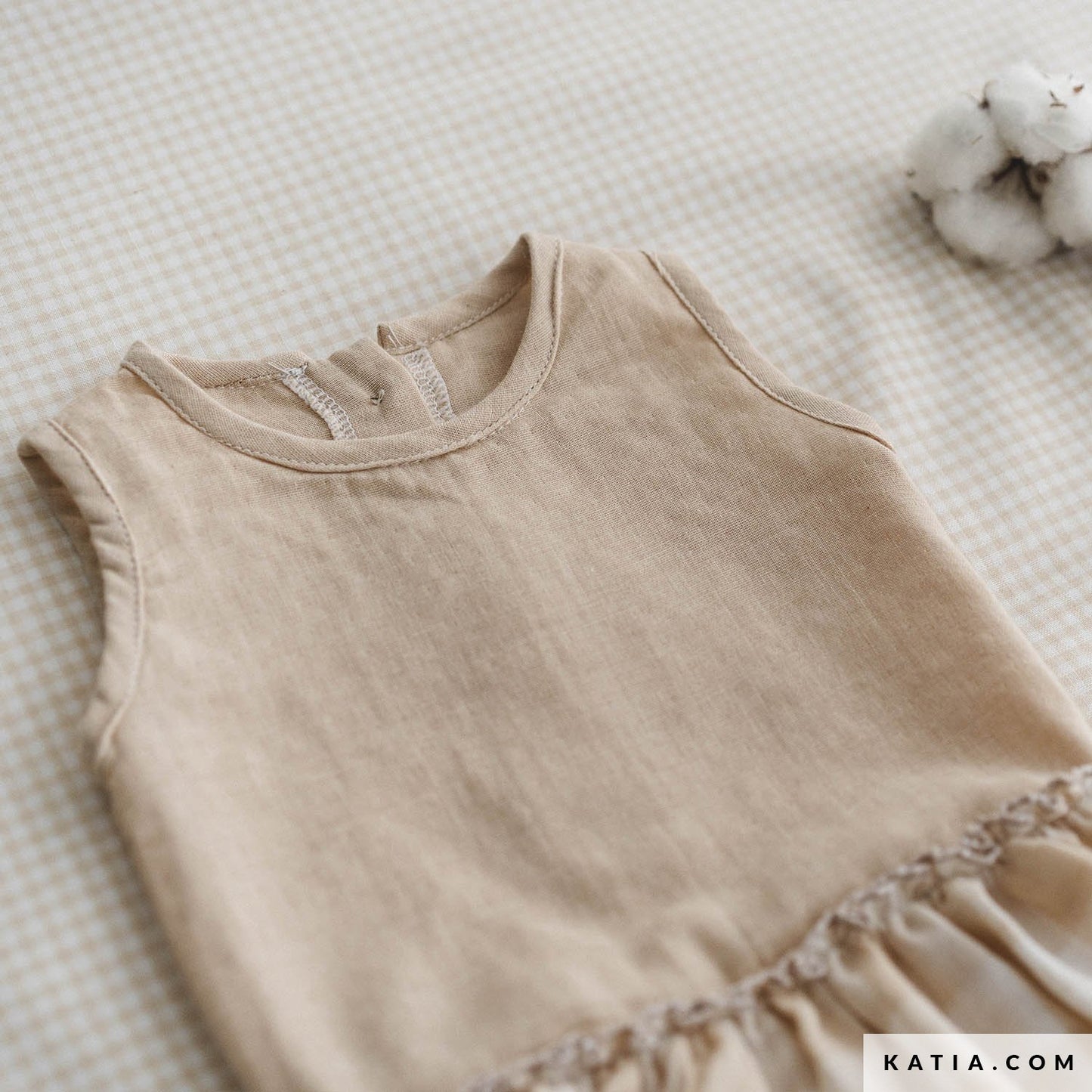 Jurkje gemaakt van organic licht bruine katoenen double gauze.