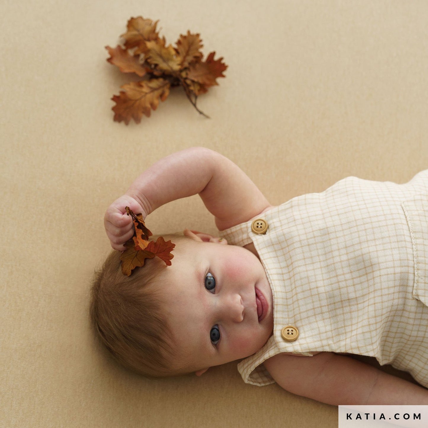 Babypakje gemaakt van biologische katoenen double gauze in ecru met beige ruitjes.