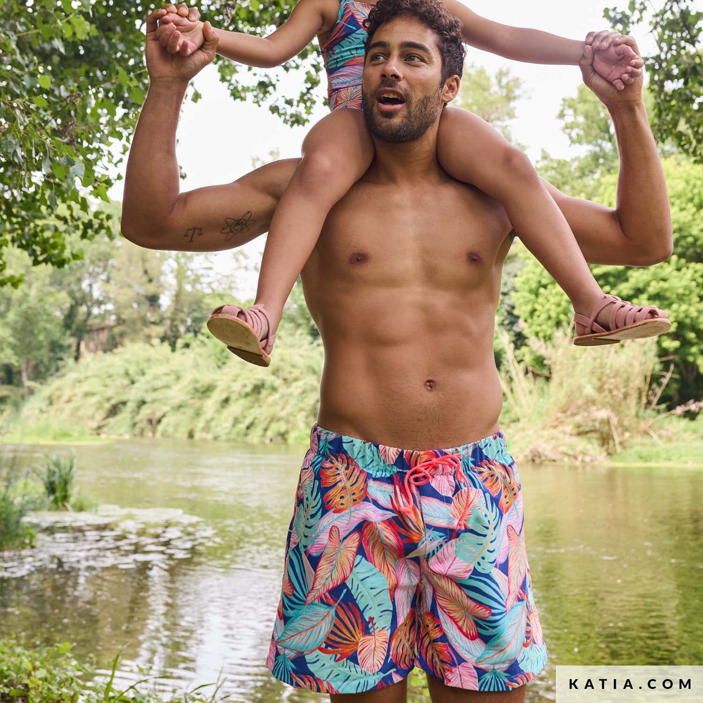 Zwemshort gemaakt van zwem broeken stof met grote tropische bladeren in felle kleuren.