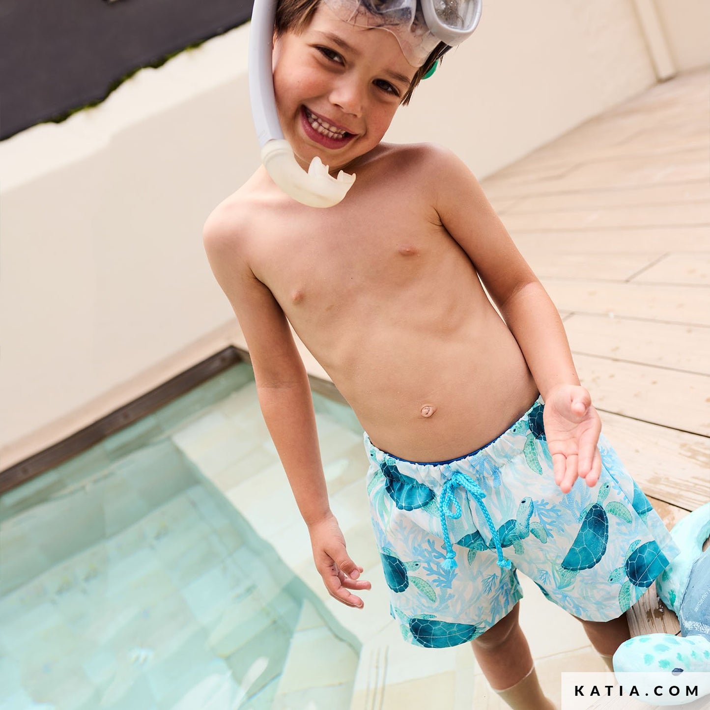 Zwembroek voor jongens gemaakt van zwemshort stof in de kleuren lichtblauw en turquoise met schildpadden.