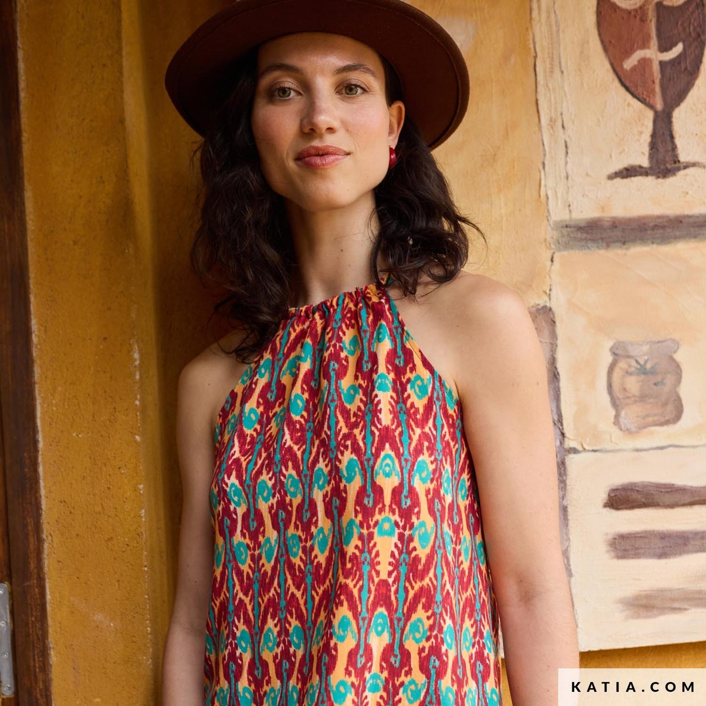 Jurk gemaakt van soepele viscose stof met rood, oranje en turquoise print.