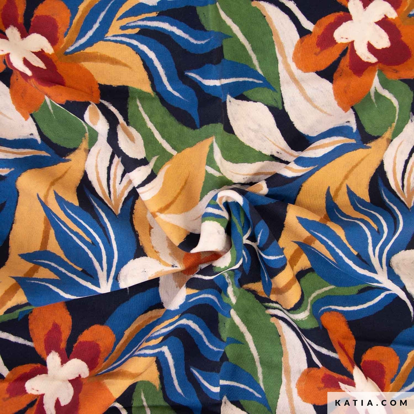 Soepele viscose stof met blauw, geel, groen en oranje print van bloemen en bladeren.