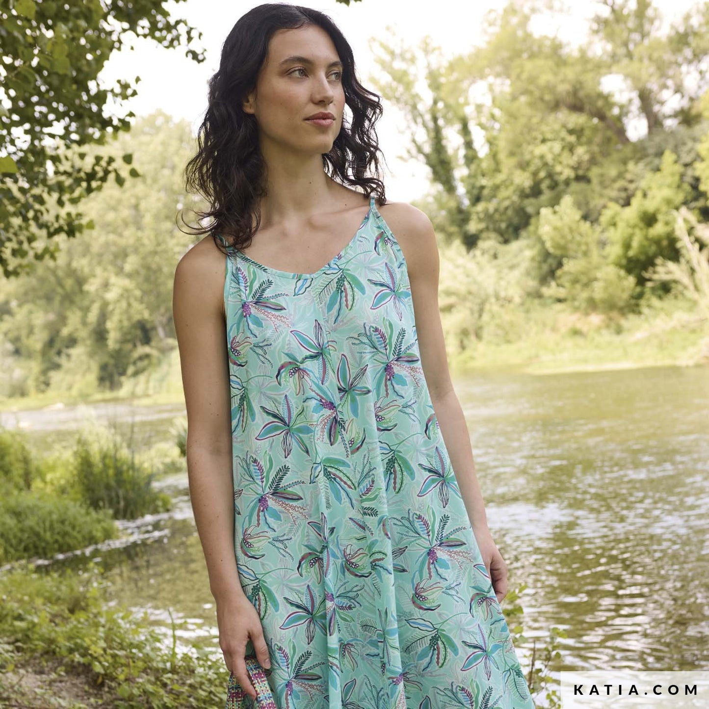 Jurk gemaakt van turquoise viscose stof met planten en bladeren print.