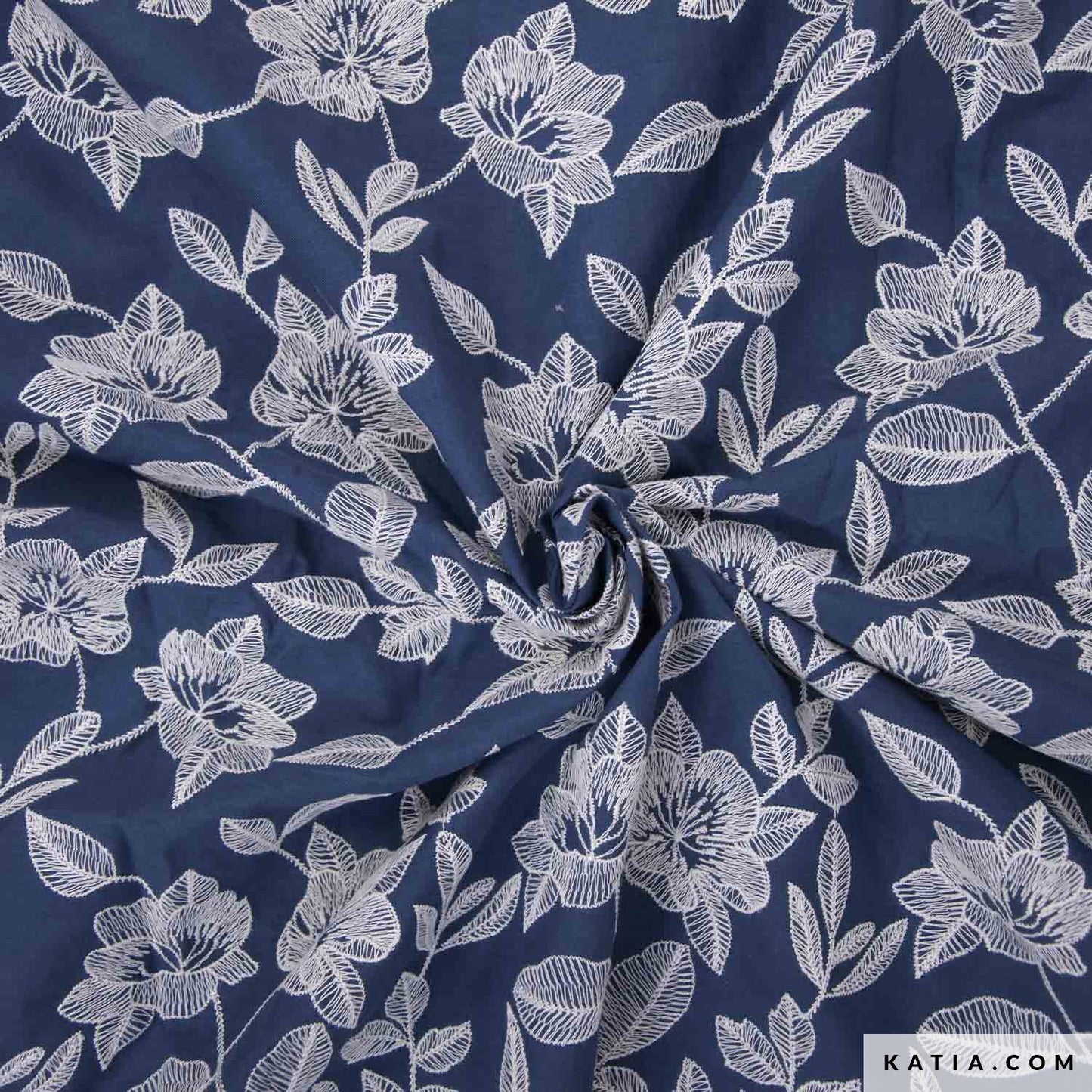 Jeans blauwe katoenen voile met geborduurde witte bloemen.