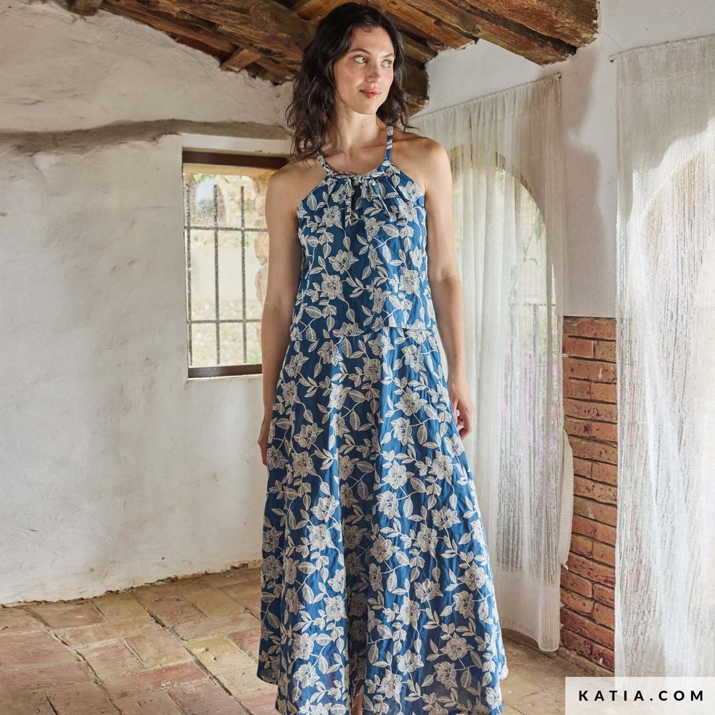 Jurk gemaakt van Jeansblauwe katoen voile met wit geborduurde bloemen.