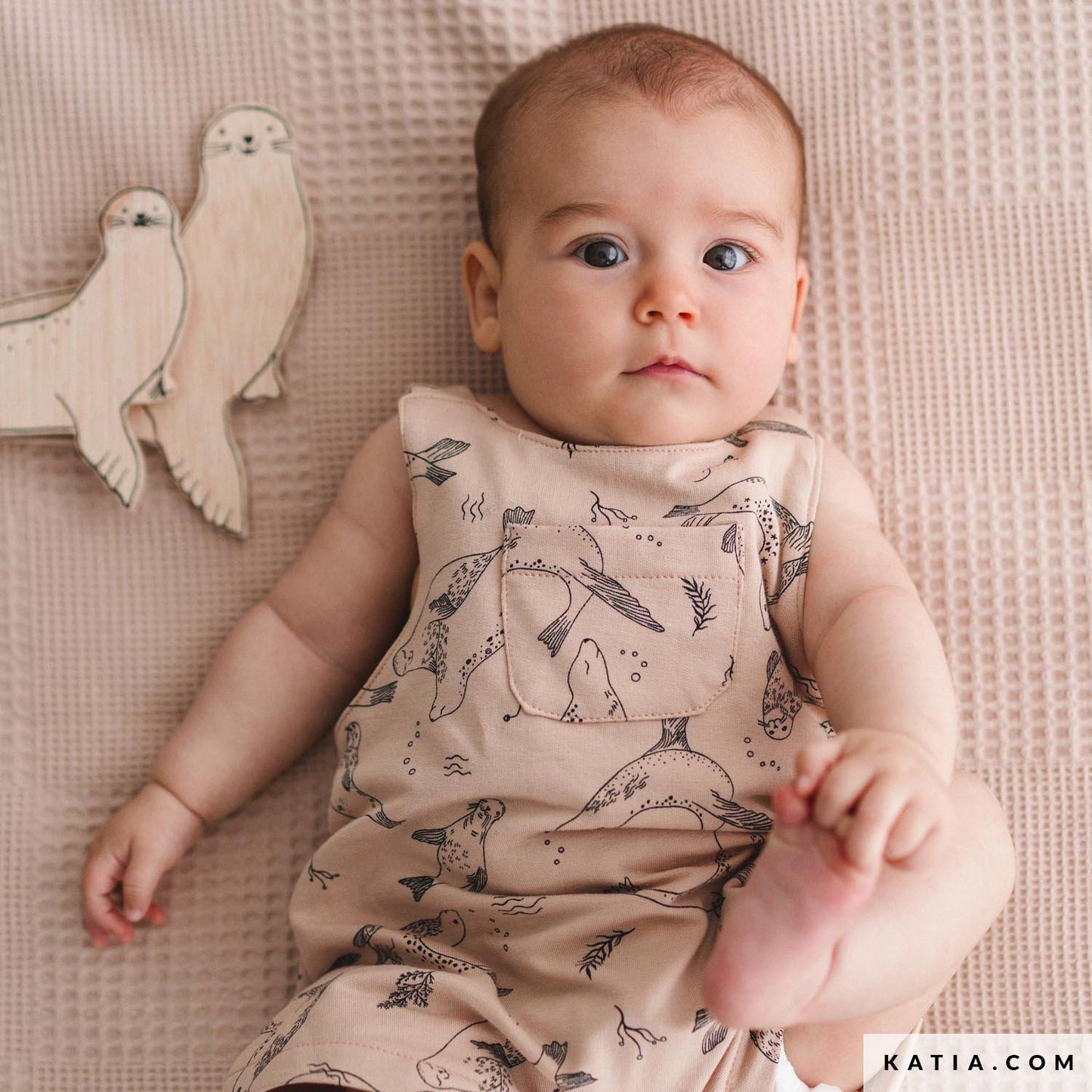 babypakje gemaakt van beige french terry met zeehonden.